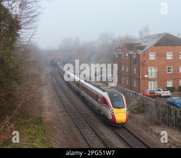 I treni LNER Azuma Bi MODE 801108 + 800208 partono da Yarm Tunnel, Eaglescliffe, contea di Durham con un treno deviato a causa di lavori di ingegneria Foto Stock