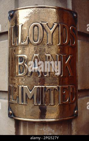 Regno Unito. Inghilterra. Somerset. Bagno. Lloyds Bank. Storico targa in ottone ricurvo. Foto Stock