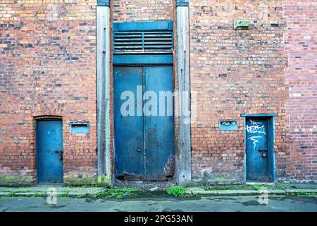 Porte in acciaio per il magazzino dei moli di Liverpool Foto Stock