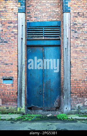 Porte in acciaio per il magazzino dei moli di Liverpool Foto Stock