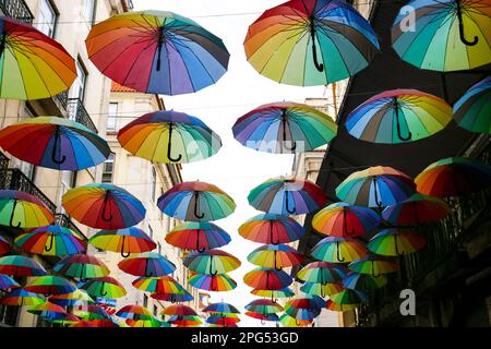 Ombrelli multicolore appesi su una strada a Lisbona, Portogallo Foto Stock