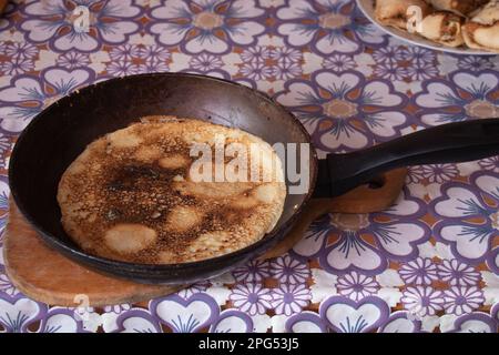 frittelle fatte in casa nella cucina sul tavolo Foto Stock