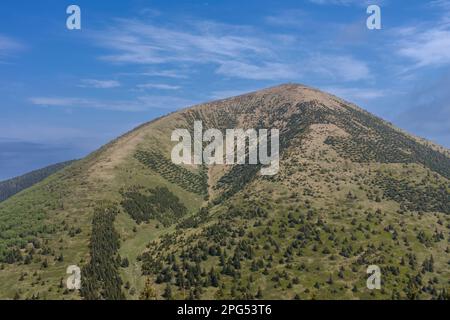 Stoh, montagna a Mala Fatra, Slovacchia, vista da Poludnovy grun in primavera giorno nuvoloso Foto Stock