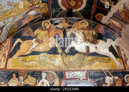 GOREME, TURCHIA - 10 GENNAIO 2006: Affreschi nella chiesa scura (Karanlik Kilise) rovina a Goreme museo all'aperto in Cappadocia, Turchia Foto Stock