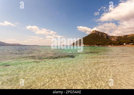 Spiaggia meravigliosa con acque cristalline a Palma di Maiorca nelle Isole Baleari, Spagna. Vacanze estive sul Mar Mediterraneo, miglior viaggio de Foto Stock