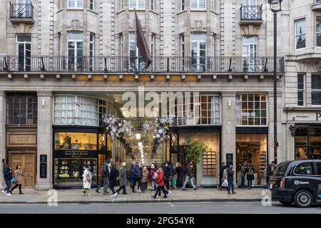 Londra, Regno Unito -15 dicembre 2022, Piccadilly Arcade Exterior from the Piccadilly Side, una galleria di negozi di lusso e di moda a Mayfair, Londra. Foto Stock