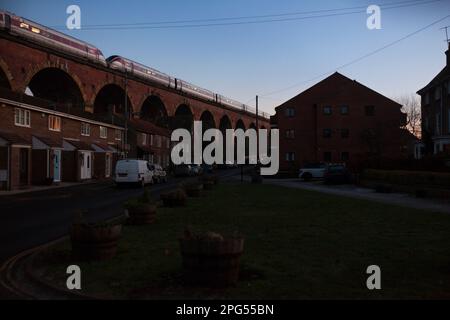 LNER Hitachi Azuma treno che attraversa il viadotto di Yarm sopra una fila di case terrazzate, su West Street Yarm on Tees, Regno Unito Foto Stock