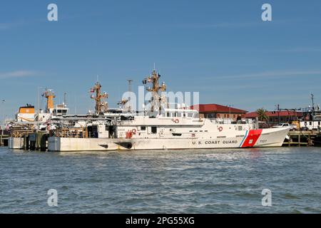 Galveston, Texas, USA - Febbraio 2023: Nave della Guardia Costiera 1137 ormeggiata alla sua base nel porto della città Foto Stock