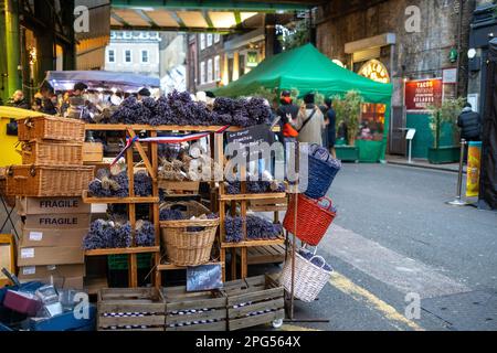 Londra, Regno Unito -15 dicembre 2022, Vendita di lavanda secca in grappoli al mercato di Borough Foto Stock