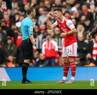 Londra, Regno Unito. 19th Mar, 2023. 19 Mar 2023 - Arsenal contro Crystal Palace - Premier League - Emirates Stadium Granit Xhaka dell'Arsenal e l'arbitro Stuart Attwell durante la partita della Premier League presso l'Emirates Stadium, Londra. Picture Credit: Notizie dal vivo su Mark Pain/Alamy Foto Stock