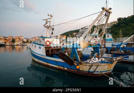 Piccola barca da pesca ormeggiata nel porto. Foto Stock
