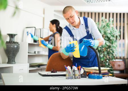 Mobili per la spolveratura in ufficio con attrezzature per la pulizia Foto Stock