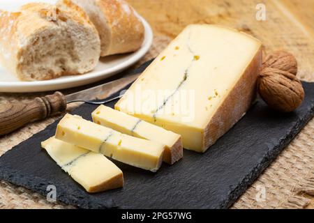 Collezione di formaggi, francese Morbier semi-morbido formaggio di vacca con stampo nero strato primo piano Foto Stock