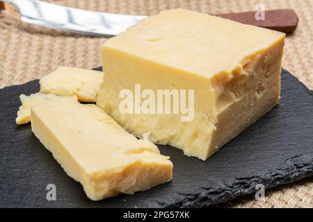 Collezione di formaggi inglesi, primo piano di formaggio cheddar affumicato stagionato inglese Foto Stock
