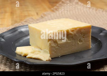 Collezione di formaggi inglesi, primo piano di formaggio cheddar affumicato stagionato inglese Foto Stock