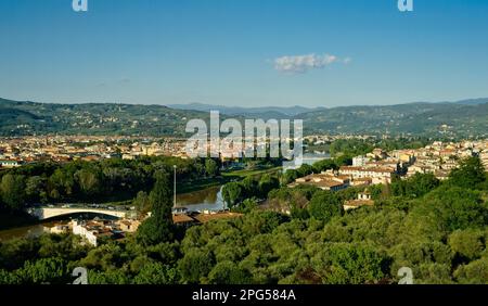 Vista di Firenze, Italia, con il fiume Arno, che guarda a nord-est dal punto di vista della città Foto Stock