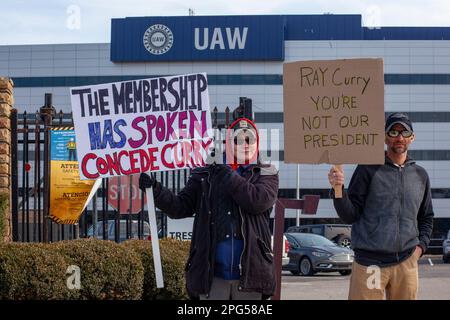 Detroit, Michigan, Stati Uniti. 20th Mar, 2023. I membri degli operai dell'automobile Unito picket il quartier generale del sindacato, sollecitando l'installazione immediata di Shawn Fain come presidente di UAW. Fain ha un comando apparentemente dominante su Ray Curry in carica nella prima elezione di un membro dell'Unione, un voto. I sostenitori vogliono Fain installato prima che la convenzione di contrattazione dell'UAW inizi il 27 marzo; la convenzione stabilirà gli obiettivi per le trattative con i maggiori produttori di automobili più avanti quest'anno. Credit: Jim West/Alamy Live News Foto Stock