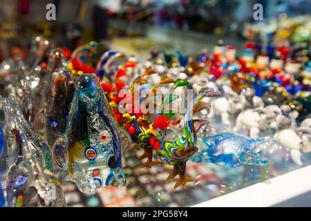 Souvenir dal vetro di Murano nel negozio di articoli da regalo di Venezia Foto Stock