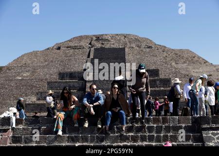 20 marzo 2023, Stato del Messico, Messico: I visitatori alla piramide della Luna vengono ad accogliere l'ingresso di primavera al sito archeologico di Teotihuacan, nel comune di Teotihuacan nello Stato del Messico. Il 20 marzo 2023 nello Stato del Messico (Credit Image: © Luis Barron/eyepix via ZUMA Press Wire) SOLO PER USO EDITORIALE! Non per USO commerciale! Foto Stock