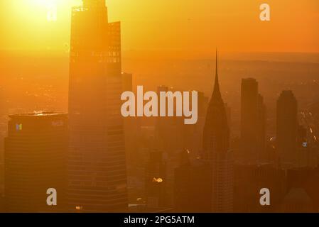 Una vista di One Vanderbilt e del Chrysler Building all'alba dalla piattaforma di osservazione Edge presso Hudson Yards il primo giorno di primavera del 20 marzo 2 Foto Stock