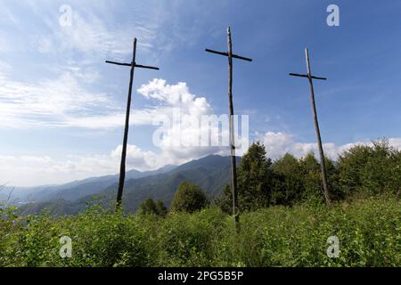 Varallo, Italia - 19 agosto 2020: Visita al sacro monte di Varallo, tre croci Foto Stock