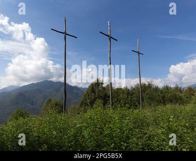 Varallo, Italia - 19 agosto 2020: Visita al sacro monte di Varallo, tre croci Foto Stock