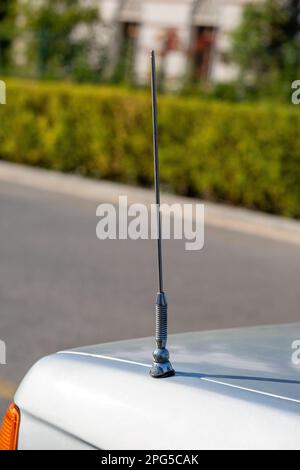 È un'antenna per auto d'epoca. Antenna in metallo per auto. Foto Stock