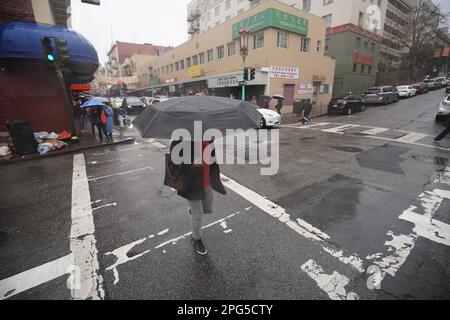 San Francisco, Stati Uniti. 19th Mar, 2023. Una persona si rifugia sotto un ombrello mentre cammina per strada durante la pioggia. Ci sono state due tempeste che sono arrivate nella Bay Area di San Francisco negli ultimi tre mesi e hanno causato inondazioni, nevicenze, chiusura delle strade, alberi abbattuti, interruzioni di corrente e altri impatti. Il tempo nella baia di San Francisco non è stato stabile dal dicembre dello scorso anno e ha piovuto molte volte. I residenti qui vogliono il sole giorni indietro. Credit: SOPA Images Limited/Alamy Live News Foto Stock