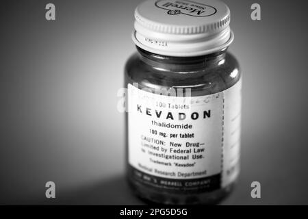 Kevadon, un marchio della società William S. Merrell di talidomide, un farmaco che è stato impedito di essere approvato negli Stati Uniti dal farmacologo FDA Dr. Frances Kelsey nel 1960. La droga è stata trovata per causare i difetti serii di nascita e Kelsey è stato assegnato il premio del presidente per il servizio civile federale distinto da John F. Kennedy in 1962 per rifiutare, malgrado la pressione forte, approvare la droga. Foto Stock