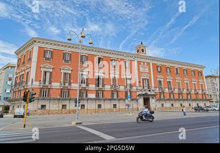 BARI, ITALIA - 26 settembre 2019 Palazzo del Governo o municipio nel centro della città in Piazza della Liberta. Foto Stock