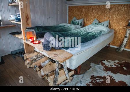 L'interno di una cabina remota nella neve in una foresta in Norvegia Foto Stock