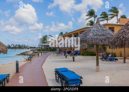 La mattina presto si gode di una splendida vista sulla costa dell'hotel. Isola di Aruba. Foto Stock