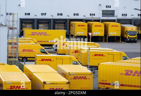 Aschheim, Germania. 20th Mar, 2023. Container e veicoli con logo DHL presso il centro pacchi DHL. Il collegamento con il centro pacchi esistente crea il più grande sito di elaborazione pacchi Deutsche Post DHL in Germania. Credit: Sven Hoppe/dpa/Alamy Live News Foto Stock