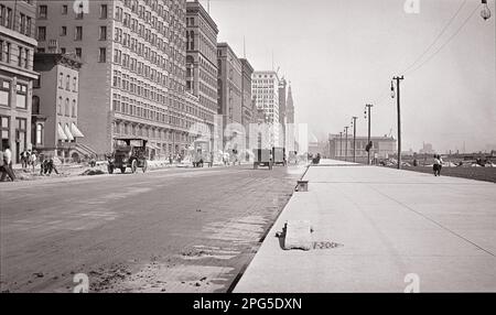 1900S LAVORATORI DI MICHIGAN AVENUE RECENTEMENTE ALLARGATI CHE FINONO A DESTRA CORSIA AUTOMOBILI E CAVALLI E CARROZZA TRAFFICO CHICAGO IL USA - Q49598 CPC001 HARS MAMMIFERI PROPRIETÀ FINITURA FINE DEL 20TH ° SECOLO E AUTOS ESTERNI ANGOLO BASSO PROGRESSO INNOVAZIONE REALE ESTATE CONCETTUALE STERCO STRUTTURE AUTOMOBILI VEICOLI VAGONI COSTRUZIONE INFRASTRUTTURE ASFALTO CRESCITA MAMMIFERO NUOVE SOLUZIONI BIANCO E NERO CEMENTO IL VECCHIO MODELLATO Foto Stock