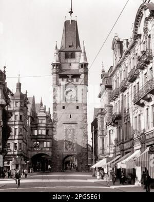 1930S IL MARTINSTOR IL PIÙ VECCHIO DI DUE PORTE DEL 13TH ° SECOLO DELLA CITTÀ VECCHIA MEDIEVALE ORIGINALE DI FRIBURGO IM BREISGAU GERMANIA - R2050 HAR001 HARS IMMOBILIARE 13TH ° SECOLO STRUTTURE ORIGINALI EDIFICIO 13TH CITTÀ VECCHIA BIANCO E NERO HAR001 VECCHIO STILE Foto Stock