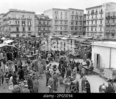 1950S GRANDE MERCATO ALL'APERTO CIRCONDATO DA EDIFICI DI APPARTAMENTI E PALAZZI ANTICHI NELLA CITTÀ DI TARANTO IN PUGLIA - R6540 MAY001 HARS PERSONE MASCHI EDIFICI EUROPA SPETTATORI B&W RACCOLTA SHOPPER ACQUIRENTI STRUTTURA ALTO ANGOLO AVVENTURA EUROPEAN PROPERTY NETWORKING EXTERIOR ITALIA OPPORTUNITÀ OCCUPAZIONI IMMOBILI STRUTTURE CITTÀ EDIFICIO THRONG FREQUENZA NERO E BIANCO CAUCASICO ETNIA VECCHIA CITTÀ VECCHIO STILE Foto Stock
