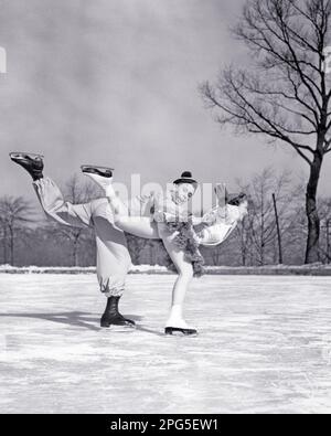 1930S 1940S COPPIA UOMO E DONNA COPPIA PATTINATORI FIGURE SU PISTA DI GHIACCIO ALL'APERTO INDOSSANDO COSTUMI UOMO GUARDANDO LA MACCHINA FOTOGRAFICA - W148 HAR001 HARS GIOVANE ADULTO EQUILIBRIO GIOCO DI SQUADRA CONCORRENZA ATLETA COSTUMI GIOIA LIFESTYLE SODDISFAZIONE FEMMINE ATLETICA COPIA SPAZIO AMICIZIA FULL-LENGTH SIGNORE FITNESS FISICA PERSONE ISPIRAZIONE MASCHI ATLETICA INTRATTENIMENTO B & W ATTIVITÀ INVERNALE AVVENTURA FISICA FORZA ED ECCITAZIONE LOW ANGLE RICREAZIONE ORGOGLIO OCCUPAZIONI SPORT PROFESSIONALI COLLEGAMENTO ATLETI FLESSIBILITÀ MUSCOLI SOSTEGNO ELEGANTE COOPERAZIONE INVERNALE SKATER DI PRECISIONE INSIEME GIOVANE UOMO ADULTO Foto Stock