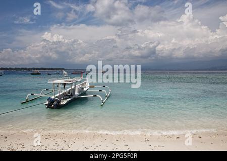 La spiaggia sabbiosa di Gili Trawangan, con l'isola di Lombok sullo sfondo Foto Stock