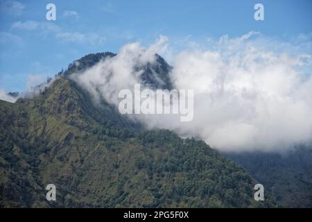 Le nuvole scendono sul Monte Abang, Bali, Indonesia Foto Stock