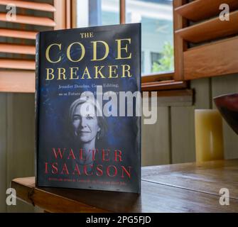 New Orleans, LA, USA - 19 MARZO 2023: Focus selettivo del fronte del libro, 'The Code Breaker' di Walter Isaacson Foto Stock