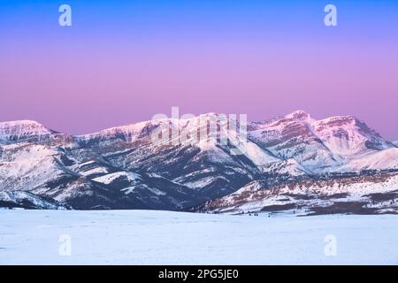 primo semaforo all'alba invernale sulla montagna del vaporetto lungo il fronte roccioso vicino ad augusta, montana Foto Stock