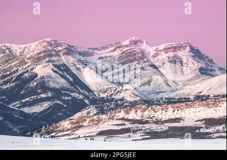 primo semaforo all'alba invernale sulla montagna del vaporetto lungo il fronte roccioso vicino ad augusta, montana Foto Stock