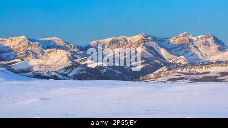 panorama della luce mattutina sulla montagna del vaporetto lungo il fronte roccioso della montagna in inverno vicino ad augusta, montana Foto Stock