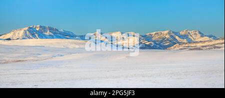 panorama della luce mattutina sulla montagna del vaporetto lungo il fronte roccioso della montagna in inverno vicino ad augusta, montana Foto Stock