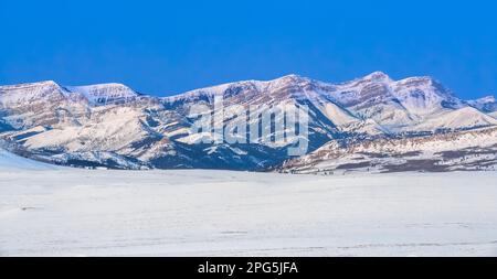 panorama della montagna del vaporetto lungo il fronte roccioso della montagna in inverno vicino ad augusta, montana Foto Stock