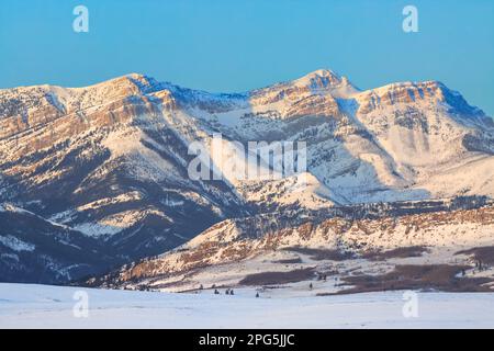 luce mattutina sulla montagna del vaporetto lungo il fronte roccioso della montagna in inverno vicino ad augusta, montana Foto Stock