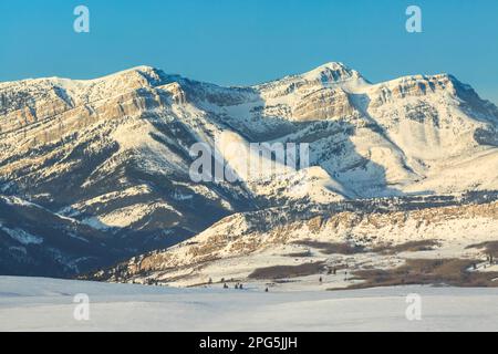 luce mattutina sulla montagna del vaporetto lungo il fronte roccioso della montagna in inverno vicino ad augusta, montana Foto Stock