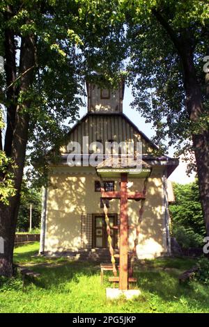 Borsec, Harghita County, Romania, 2002. Vista esterna della chiesa cristiana ortodossa "la Trasfigurazione", monumento storico del 1847. Foto Stock