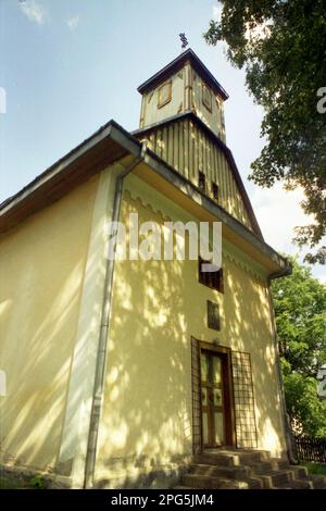 Borsec, Harghita County, Romania, 2002. Vista esterna della chiesa cristiana ortodossa "la Trasfigurazione", monumento storico del 1847. Foto Stock