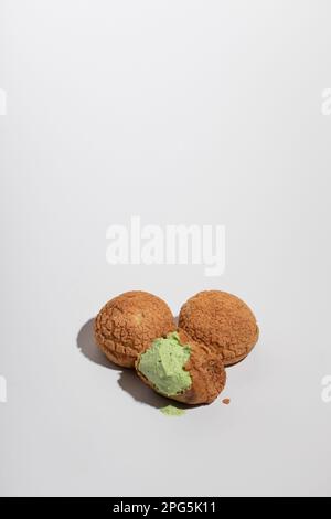 Tre boccette di Matcha Cream con una Bite su sfondo grigio Foto Stock